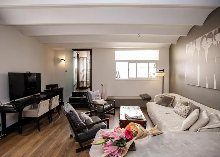 Luminous Top Floor Apartment With Terrace